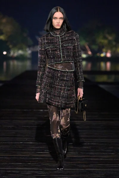 Look 11